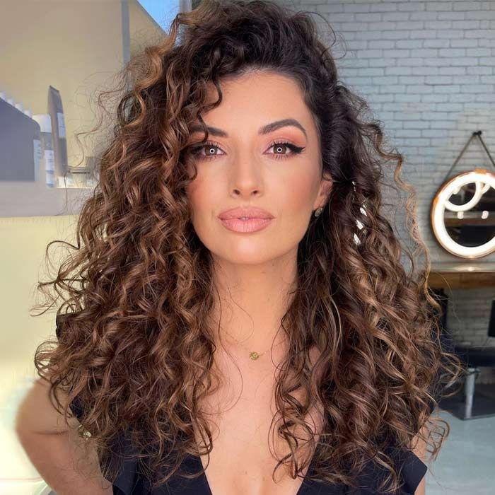 Why Choose an Ombre Kinky Curly Wig for Your Next Hair Makeover?